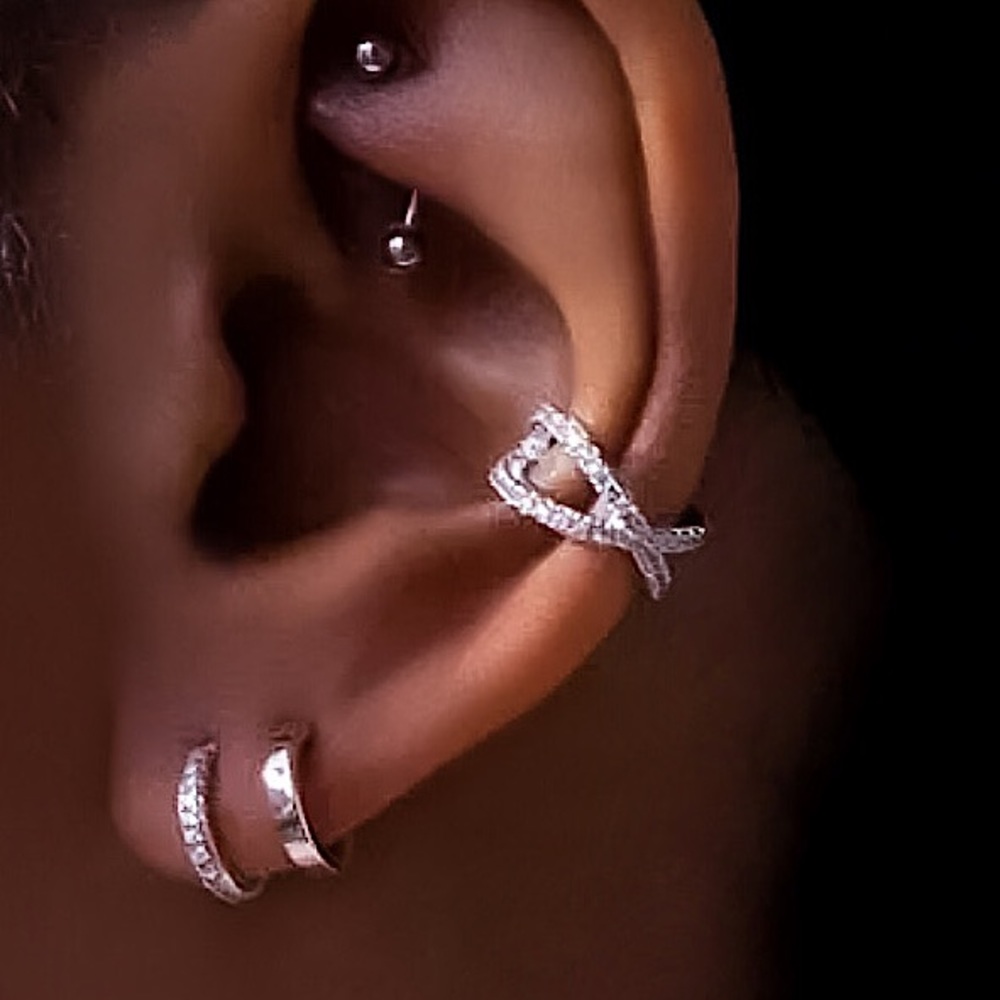 ⚜️[𝟯/$𝟮𝟴]⚜️Silver Crystal Crisscrossed Cuff Earring NEW - Picture 4 of 8